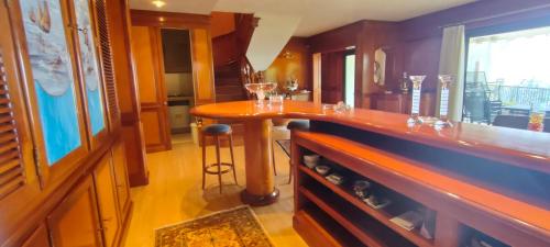- un bar avec un comptoir en bois dans la chambre dans l'établissement Saint James Luxury 4 Pers Sea View Parking, à Roquebrune-Cap-Martin