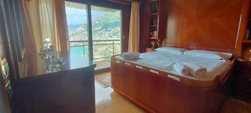 une chambre avec un lit et une grande fenêtre dans l'établissement Saint James Luxury 4 Pers Sea View Parking, à Roquebrune-Cap-Martin
