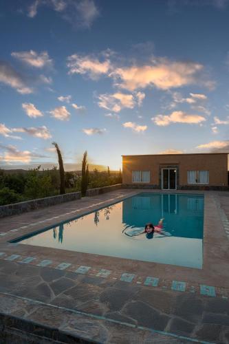 Der Swimmingpool an oder in der Nähe von Atlas Agafay Horizon Marrakech Auberge & Luxury Suites
