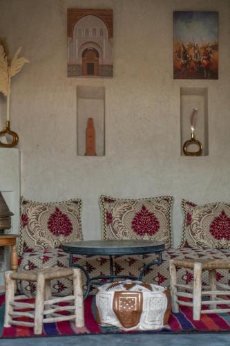 Ein Sitzbereich in der Unterkunft Atlas Agafay Horizon Marrakech Auberge & Luxury Suites
