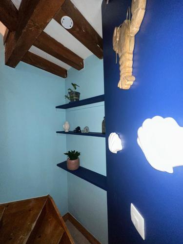 une pièce avec un mur bleu avec un nuage sur le mur dans l'établissement Le 8 appartement - Le Duplex III - parking sur demande, à Mâcon