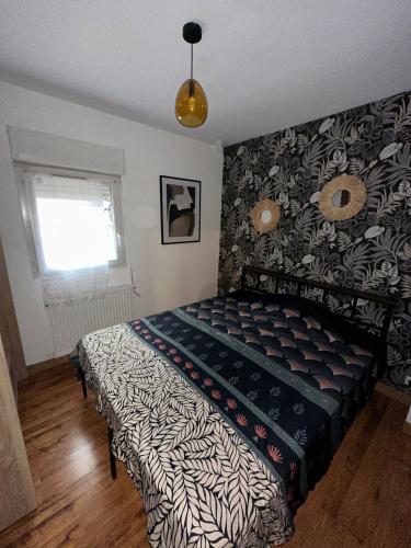- une chambre avec un lit doté d'un couvre-lit noir et blanc dans l'établissement Le 8 appartement - Le Duplex III - parking sur demande, à Mâcon