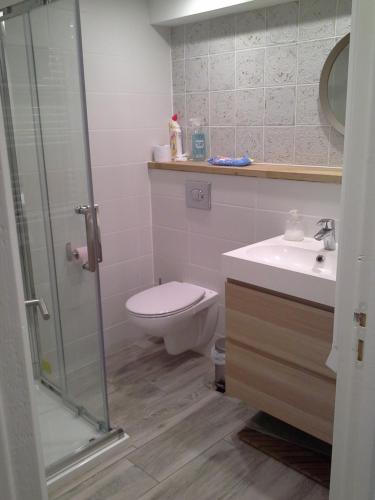 une salle de bain avec toilettes, lavabo et douche dans l'établissement Le Gros Chene, à Sarlat-la-Canéda