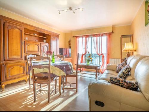 Χώρος καθιστικού στο Appartement pieds dans leau