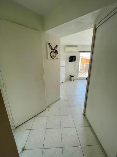 une chambre vide avec une porte et du carrelage dans l'établissement Studio Cavalaire-sur-mer Immeuble Turquoise, à Cavalaire-sur-Mer