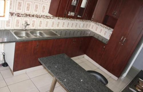 Kuchyň nebo kuchyňský kout v ubytování La Ndjolinoise