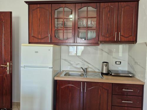 Η κουζίνα ή μικρή κουζίνα στο Vita Apartment - Spacious Garden and Balcony 5 min to Beach & Center