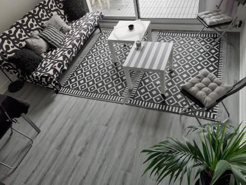 un salon avec un canapé et une table dans l'établissement Duplex dernier étage terrasse sud La Baule plage 8mn à pied, à La Baule