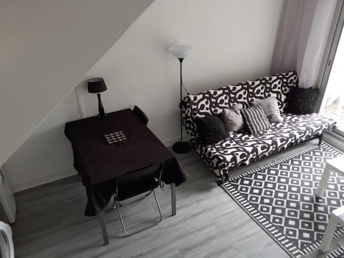 un salon avec un canapé et une table dans l'établissement Duplex dernier étage terrasse sud La Baule plage 8mn à pied, à La Baule