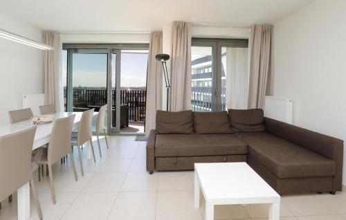 una sala de estar con un sofá y una mesa en Residentie Crystal Ref 84, en Ostende