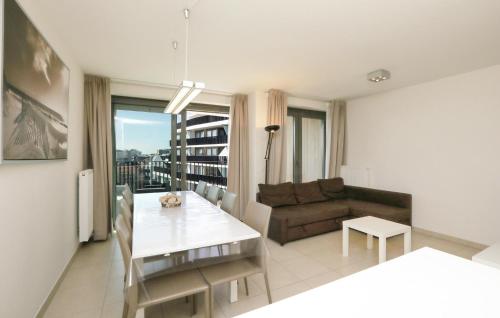 una sala de estar con un sofá y una mesa en Residentie Crystal Ref 84, en Ostende