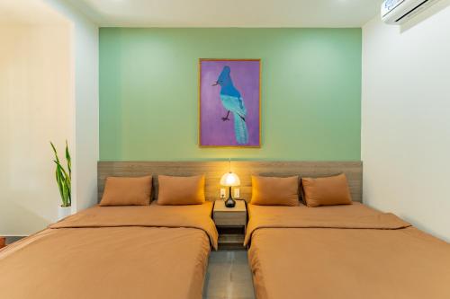 two beds sitting next to each other in a room at Na Garden Homestay in Hue
