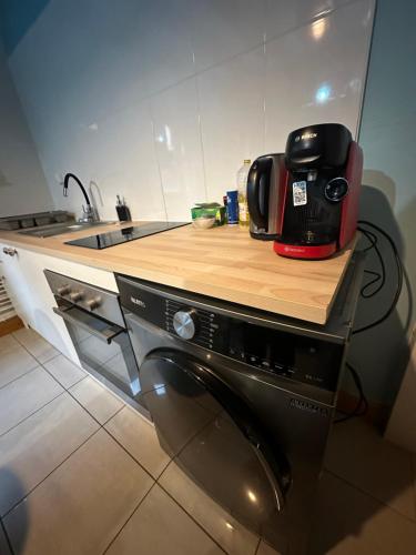 une cafetière posée sur un comptoir dans une cuisine dans l'établissement Le 8 appartement - Le Duplex III - parking sur demande, à Mâcon