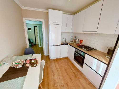 Kuchyň nebo kuchyňský kout v ubytování Уютная квартира в центре города