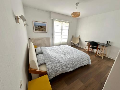 une chambre avec un lit, un bureau et une table dans l'établissement SEA VIEW terrace and garage in Berck-Plage, à Berck-sur-Mer
