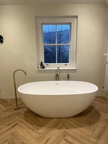Bilik mandi di Gorgeous Devon Farmhouse, nature on your doorstep