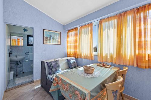 une salle à manger avec une table et une salle de bains. dans l'établissement Casa Jelena with Shared Pool, à Kaštelir