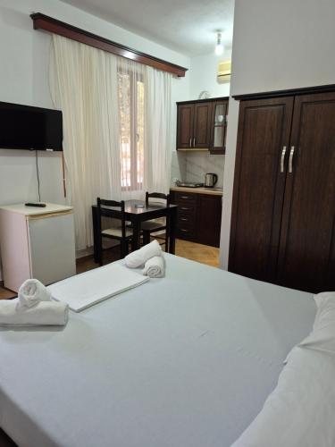 Ένα ή περισσότερα κρεβάτια σε δωμάτιο στο Vita Apartment - Spacious Garden and Balcony 5 min to Beach & Center