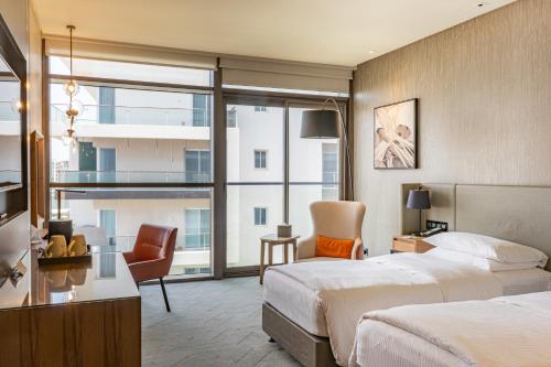 Postel nebo postele na pokoji v ubytování Mysk Al Mouj Hotel