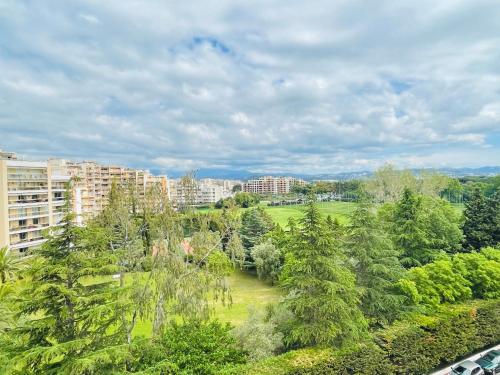une vue aérienne sur un parc avec des arbres et des bâtiments dans l'établissement Grand studio calme avec piscine - Mandelieu, à Mandelieu-la-Napoule