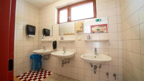 bagno con tre lavandini e finestra di Zelt oder Camper Stellplatz am Campingplatz Raddörfl a Teufenbach