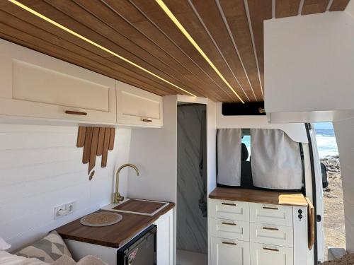 Una cocina o zona de cocina en The Feather Van