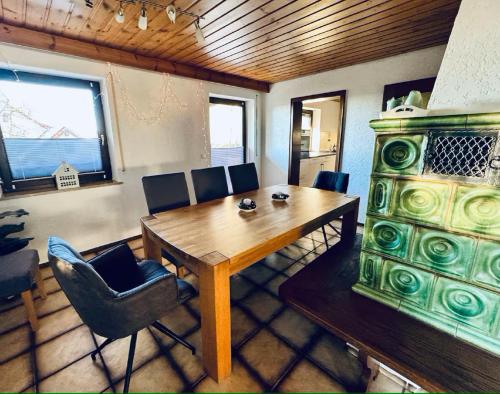 a dining room with a wooden table and chairs at FICHTELRAUM Dein Raum im Fichtelgebirge in Gefrees
