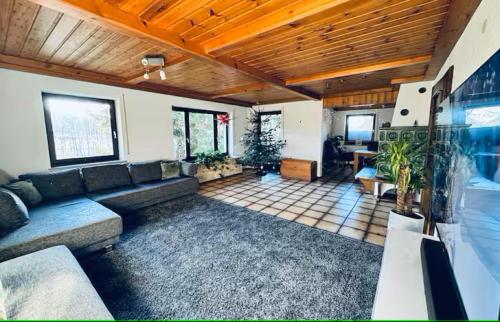 a living room with a couch and a table at FICHTELRAUM Dein Raum im Fichtelgebirge in Gefrees
