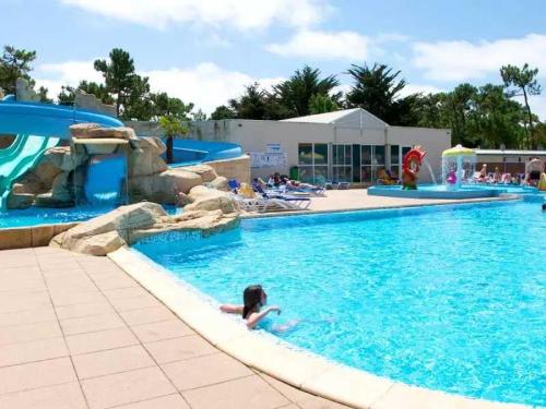 - une piscine pour enfants dans un parc aquatique dans l'établissement Camping 4 étoiles - Parc aquatique - ccbahge, à Saint-Hilaire-de-Riez