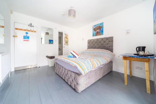 Giường trong phòng chung tại Palace Guesthouse