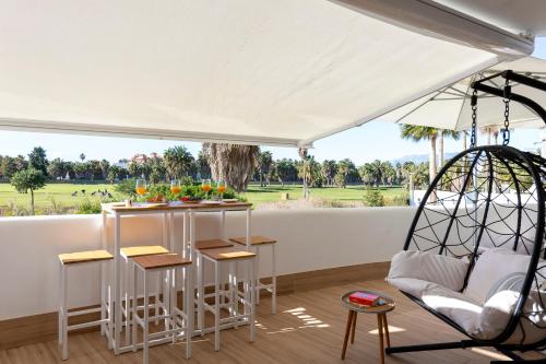 Una carpa blanca con una mesa, sillas y un sofá. en Todimer astrid lux, en Motril
