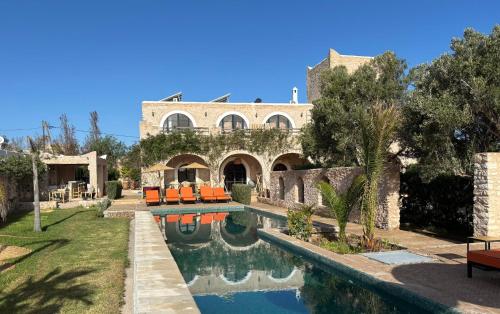 una casa con piscina delante de ella en BABSA Home, en Essaouira