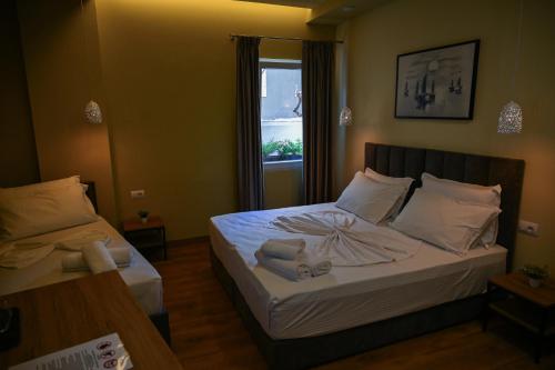 Ein Bett oder Betten in einem Zimmer der Unterkunft Kuta's City Center