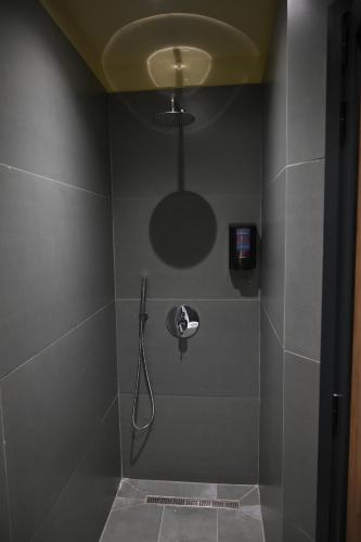 Ein Badezimmer in der Unterkunft Kuta's City Center