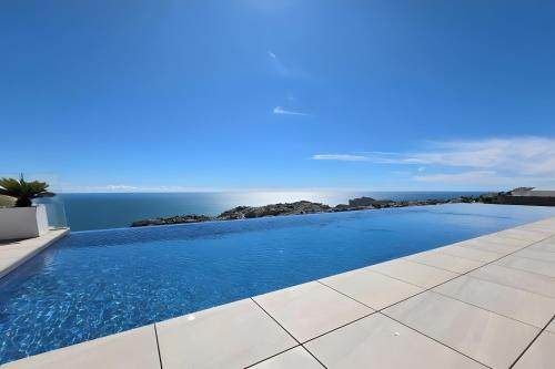 basen z oceanem w tle w obiekcie Blue infinity 7 w mieście Cumbre del Sol
