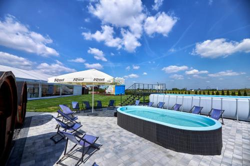 Bazén v ubytování Fantazja Resort Zator nebo v jeho okolí