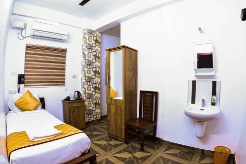 Postel nebo postele na pokoji v ubytování Nirupama,Hotel Aluva 700 Mtr From Aluva Railway Station