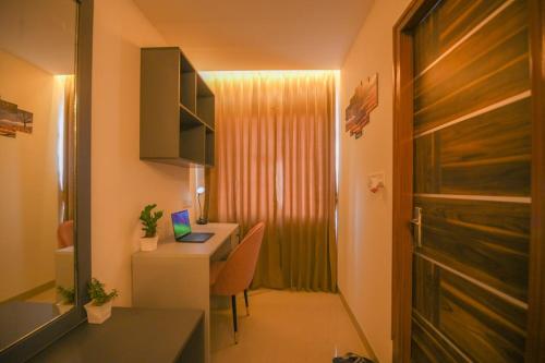 Cette petite chambre dispose d'un bureau avec un ordinateur portable. dans l'établissement The Starlit Stays-Modern Studio, à Jaipur