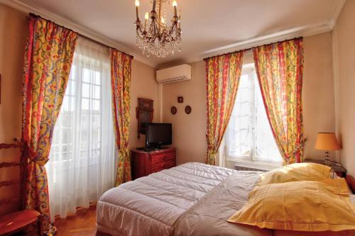 Кровать или кровати в номере Villa La Rara Beaulieu Centre