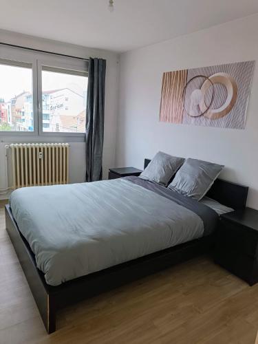 une chambre avec un grand lit et une fenêtre dans l'établissement Les trois Frontières, à Saint-Louis