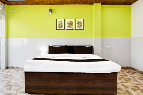 Cama o camas de una habitación en Hotel O Saanvi Residency Inn a Ganga View