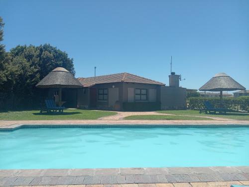 ランゲバーンにあるSerene pool house luxury 8 slp self-catering accom, Langebaan Golf estateの家の前のプール
