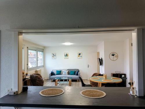 un salon avec un canapé bleu et une table dans l'établissement Les trois Frontières, à Saint-Louis