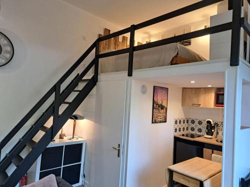 Cette petite chambre comprend un lit en mezzanine et un bureau. dans l'établissement Studio cosy entièrement rénové à deux pas de Lyon, à Fontaines-sur-Saône