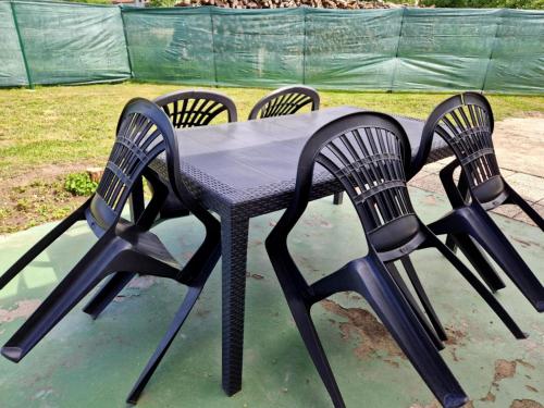 a black table with four chairs at a park at Maisonnette indépendante in Lœuilley