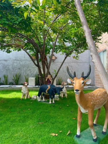 a group of statues of animals in a yard at Tiami Eden Villa - Nghỉ Dưỡng Sân Vườn Ven Biển in Vung Tau