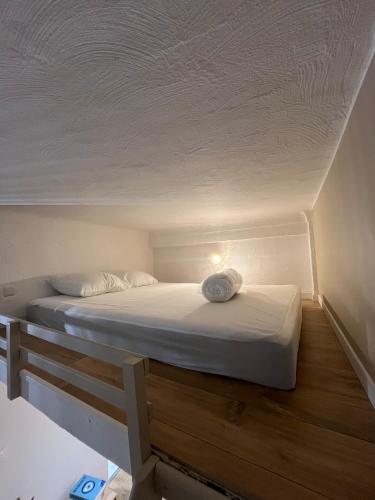 Ce lit se trouve dans un dortoir doté d'un plafond blanc. dans l'établissement Studio 3-4 personnes proche du port, à Nice