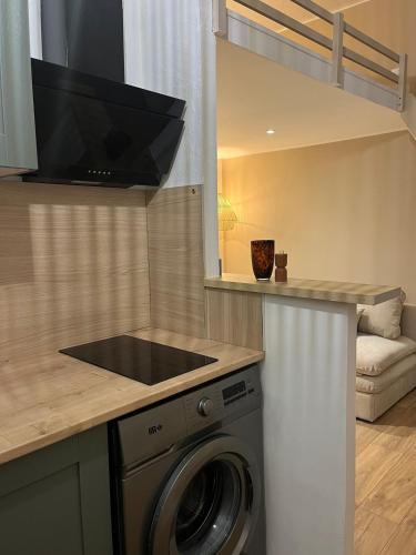 une cuisine avec une machine à laver dans une cuisine dans l'établissement Studio 3-4 personnes proche du port, à Nice