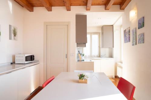 Una cocina o cocineta en Luce Apartment