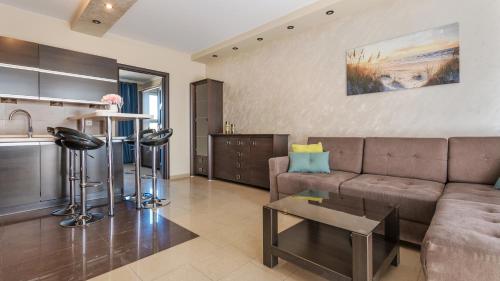 a living room with a couch and a table at VILLA NORD, Sun & Snow in Jastrzębia Góra